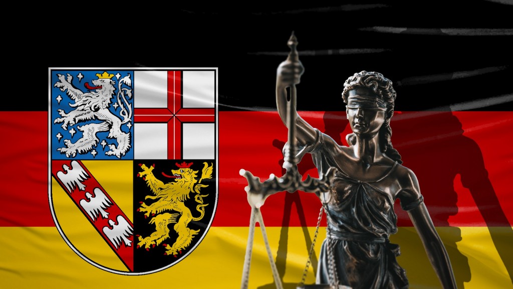 Symbolbild. Rechtsstaatlichkeit und Gerichtsbarkeit im Saarland. Justitia vor Saarlandflagge