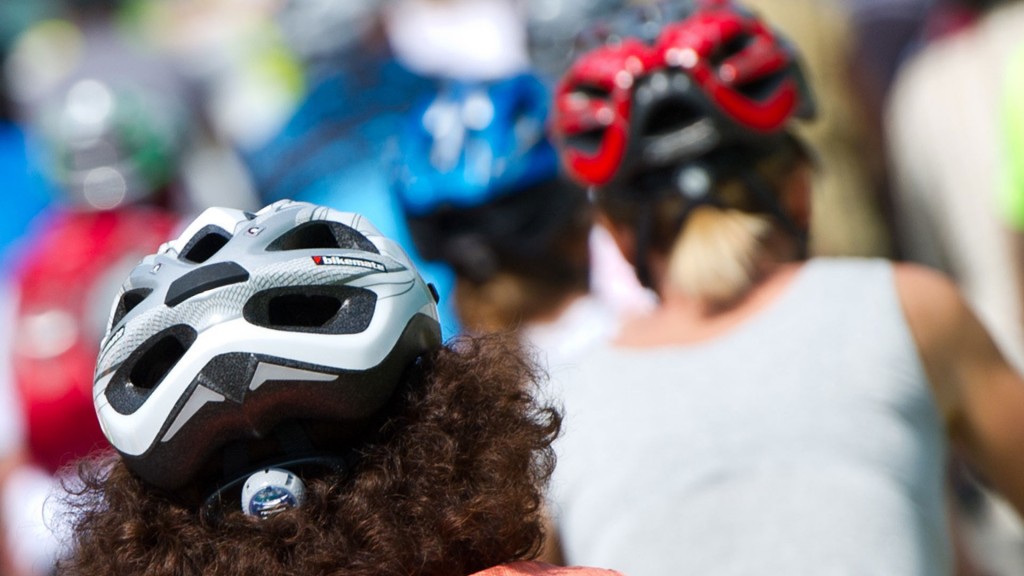 Radfahren mit Fahrradhelm 