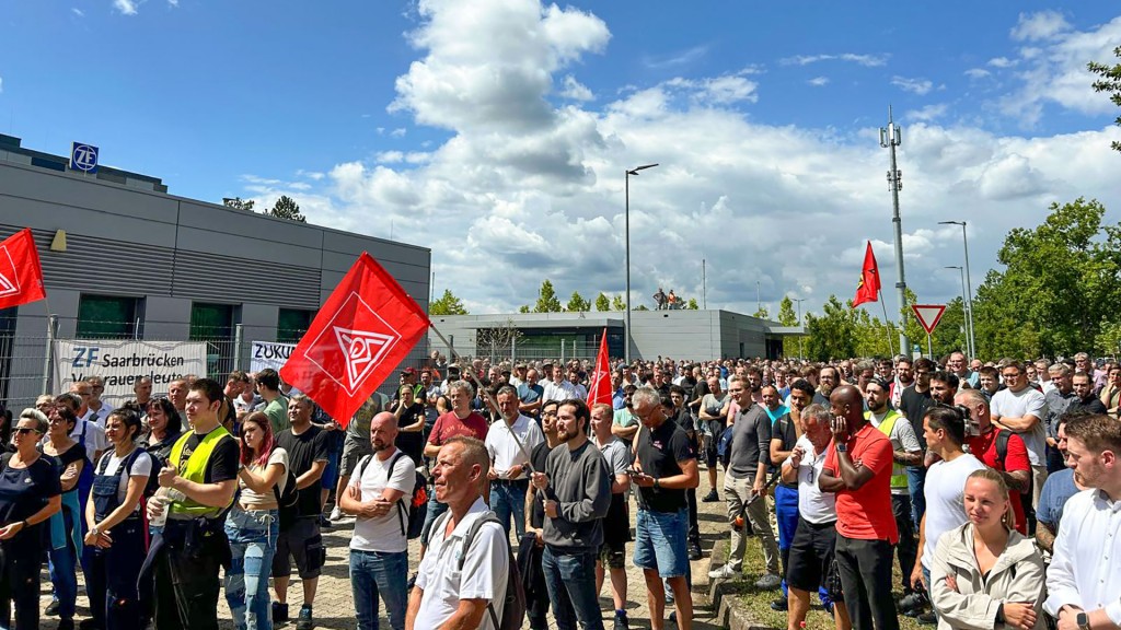 ZF-Beschäftigte bei einer Protest-Kundgebung