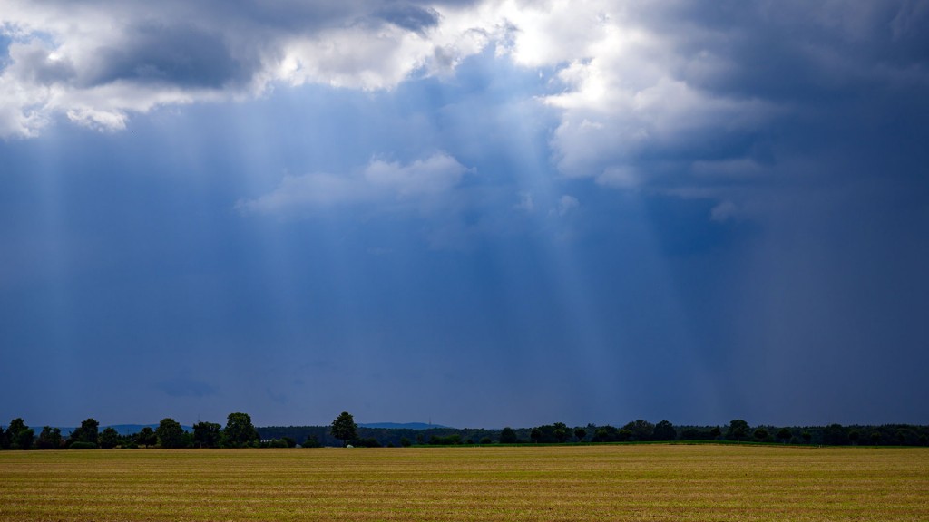 Sonnenstrahlen brechen durch regnerische Wolkendecke
