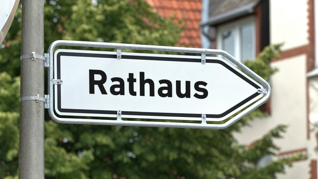Ein weißes Hinweisschild an einem Laternenmast mit der Aufschrift 