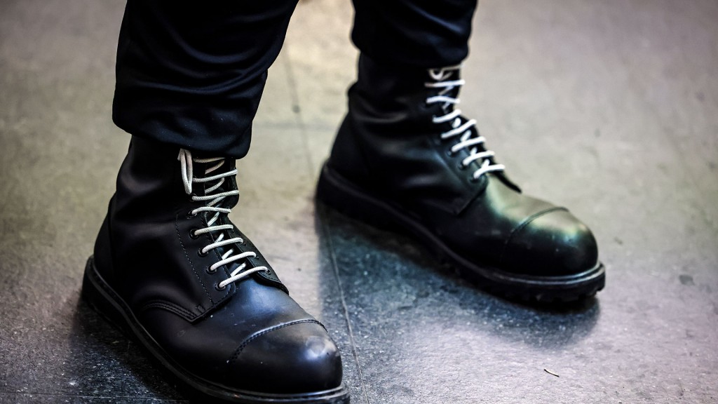 Ein Teilnehmer einer rechtsextremen Kundgebung trägt schwarze Springerstiefel mit weißen Schnürsenkeln