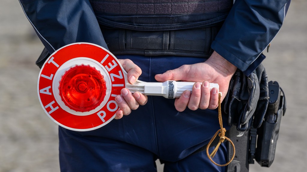 Foto: Polizisten kontrollieren Fahrzeuge im Rahmen der Grenzkontrollen an allen deutschen Landesgrenzen.