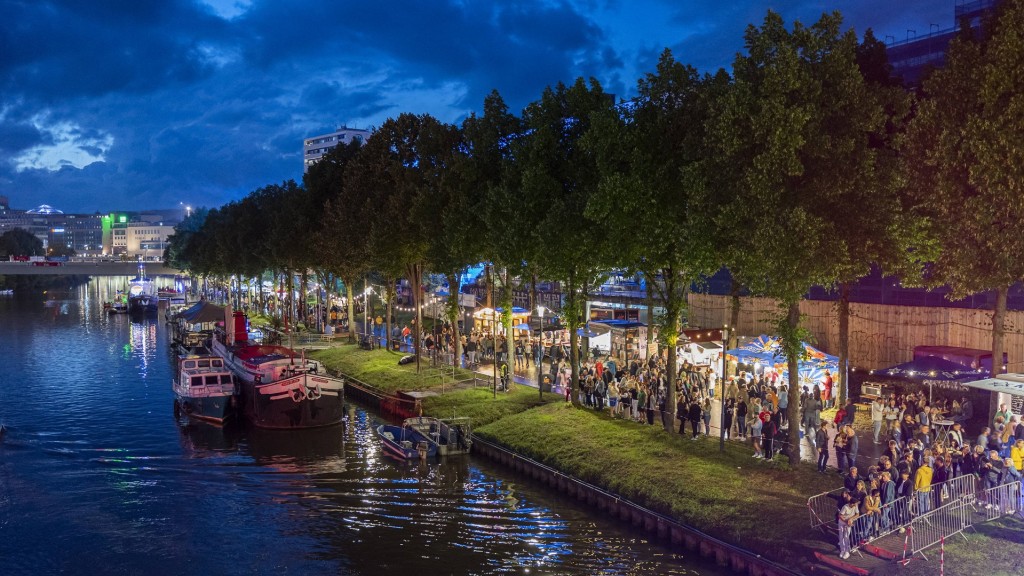 Die beleuchtete Saar mit Ständen bei Nacht am Saarspektakel
