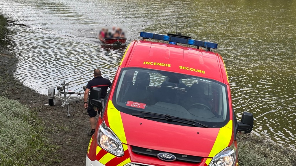 Luxemburgische Einsatzkräfte helfen per Boot bei der Rettung von zwei Wanderern nach einem Unfall in der Südeifel