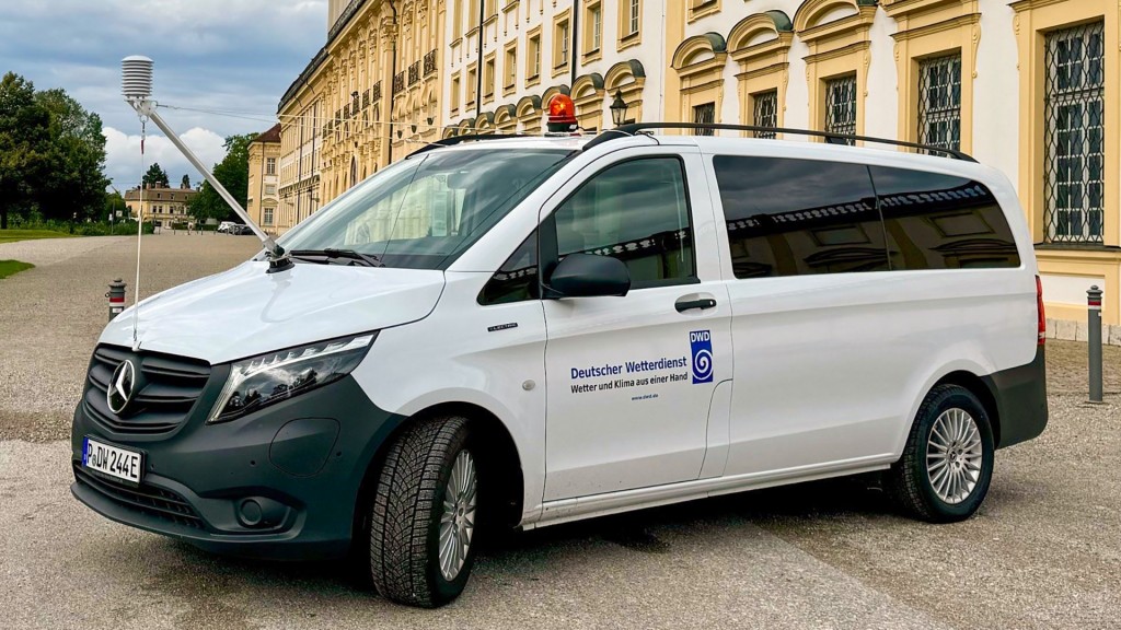 Ein Messfahrzeug mit Instrumenten zu Klima- und Wetterdaten des Deutschen Wetterdienstes