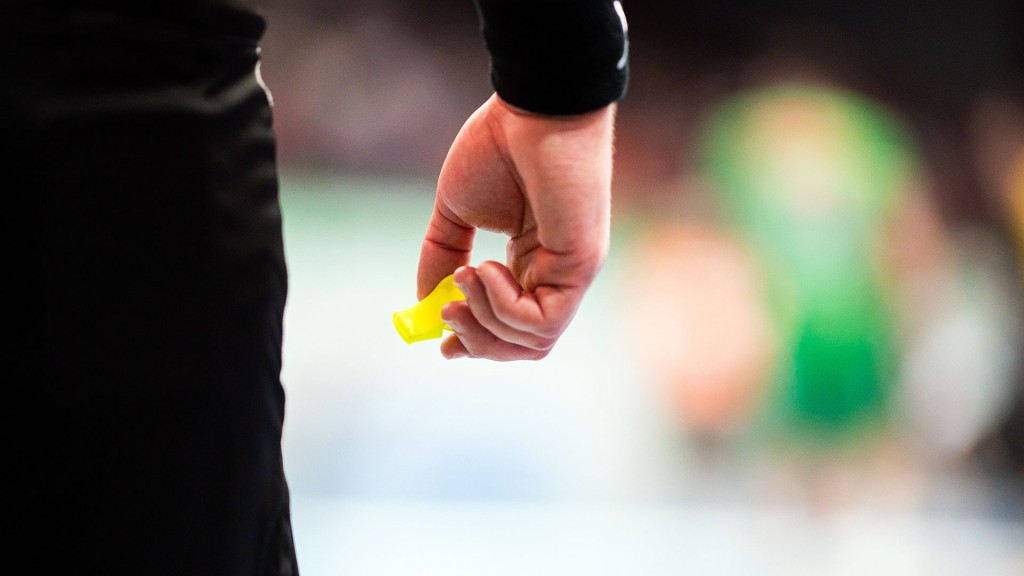 Foto: Ein Schiedsrichter mit der Pfeife in der Hand