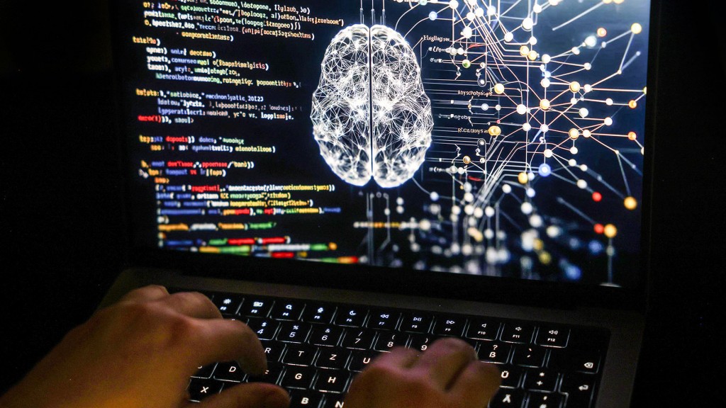 Eine Person arbeitet am Rechner, auf dessen Bildschirm ein durch Künstliche Intelligenz generiertes Illustrationsbild mit Code verschiedener Programmiersprachen und einem neuronalen Netzwerk-Diagramm zu sehen ist