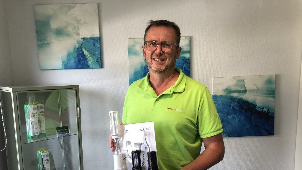 Zahnarzt Christian Flasch mit seiner Hygienestation für Zahnbürsten