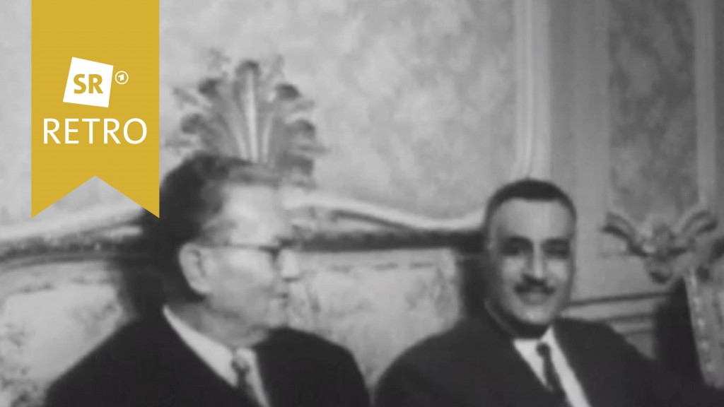Tito (links) und Gamal Abdel Nasser (rechts) sitzen auf einem Sofa