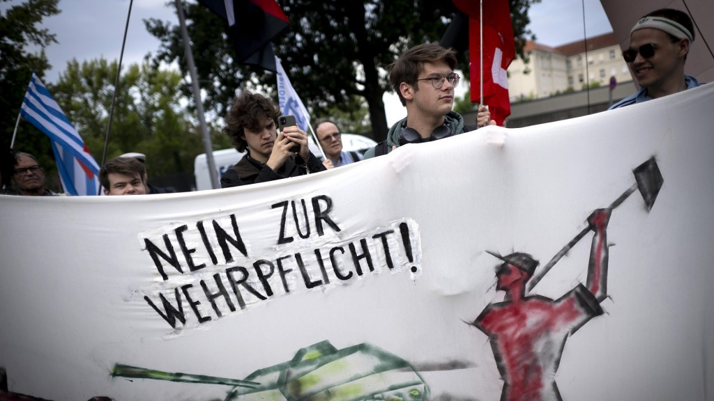Protest gegen Wehrpflicht. Demonstranten mit einem Transparent 