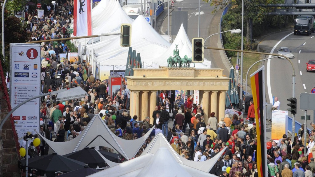 Besucher an Ständen aller Bundesländer auf dem Bürgerfest zur Tag der Deutschen Einheit 2009 in Saarbrücken