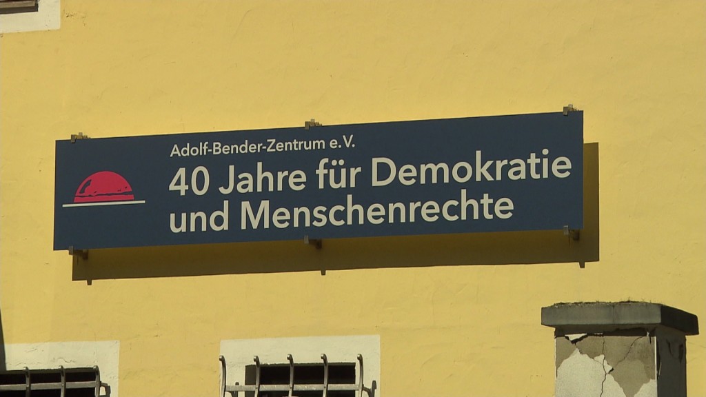 Schild mit der Aufschrift 40 Jahre für Demokratie und Menschenrechte.