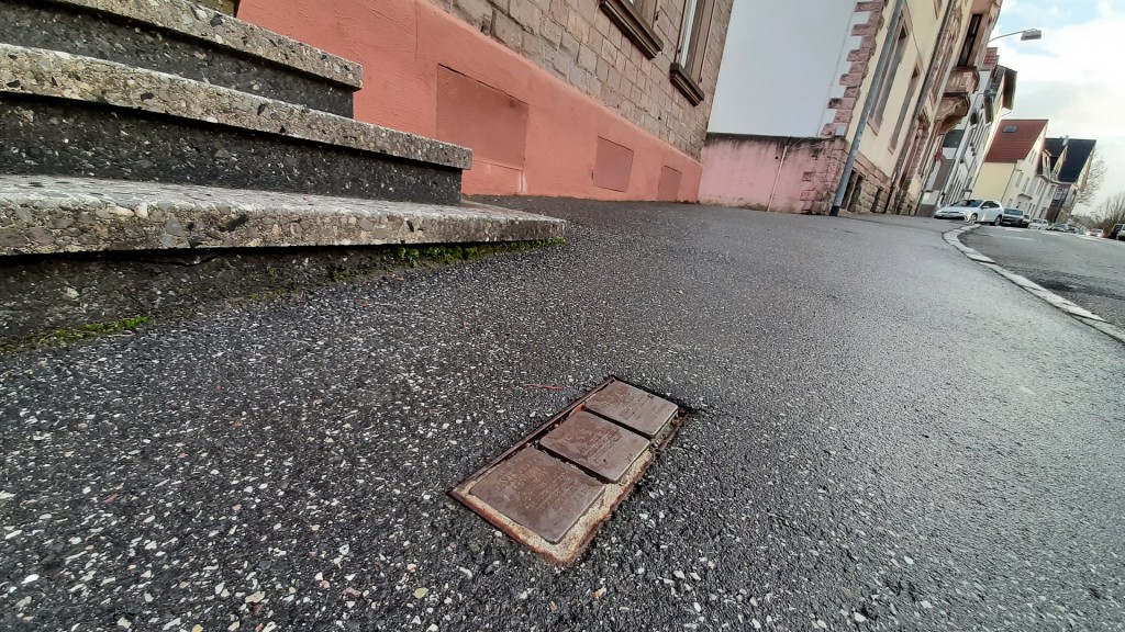 Stolpersteine auf der Straße erinnern in St. Wendel an vertriebene Jüdinnen und Jude