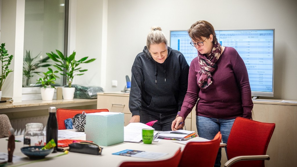 Zwei Lehrerinnen stehen Morgens vor Schulbeginn in einem Lehrerzimmer.