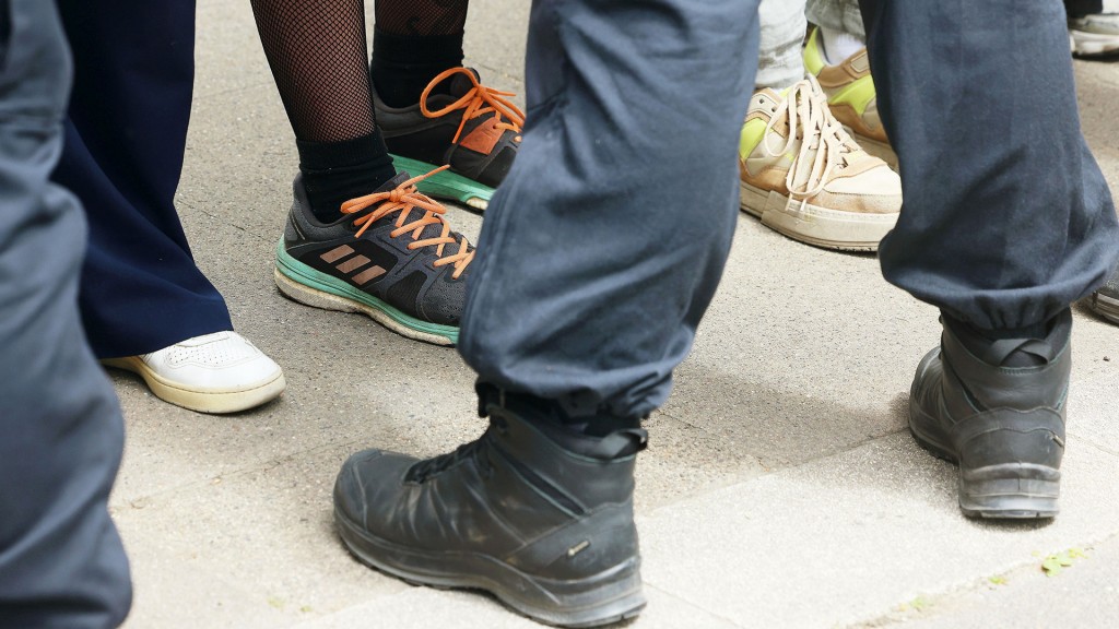 Sneaker und Springerstiefel von jungen Menschen die zusammenstehen