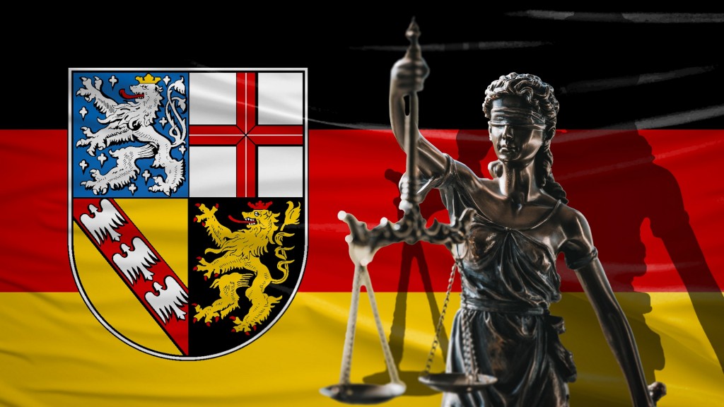 Symbolbild. Rechtsstaatlichkeit und Gerichtsbarkeit im Saarland. Justitia vor Saarlandflagge