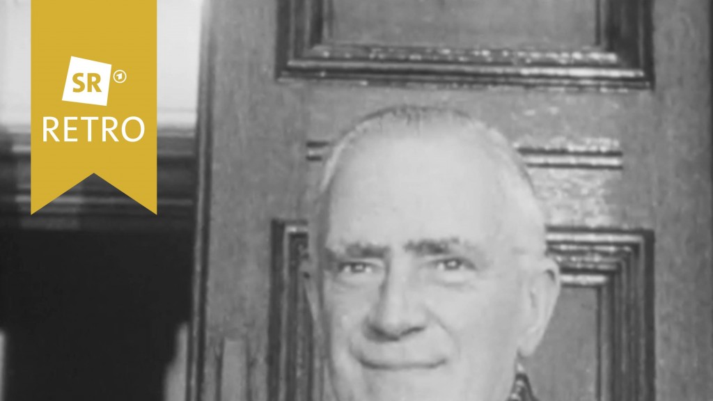 Michael Stewart mit Schal und Mantel