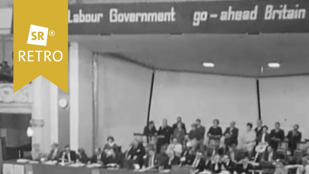 Versammlungssaal des Labour-Parteitags mit Banner 