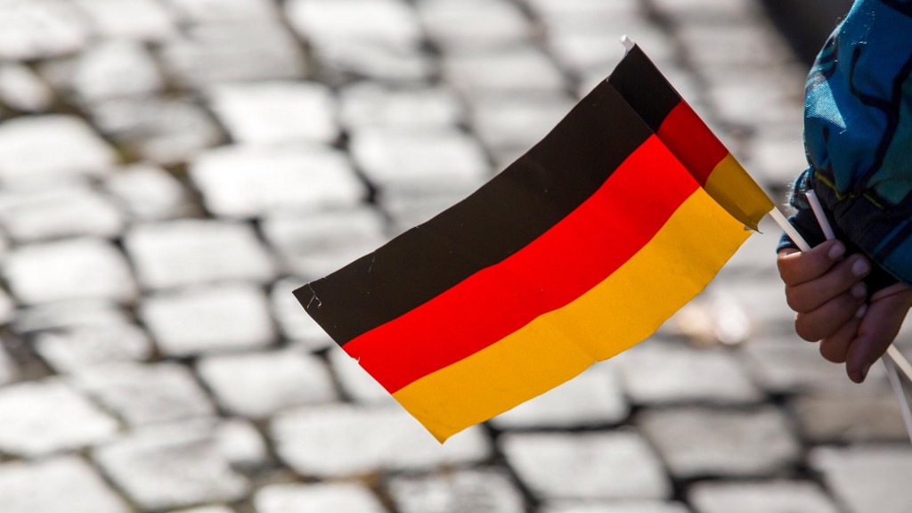 Ein Kind hält eine Deutschlandflagge in der Hand.