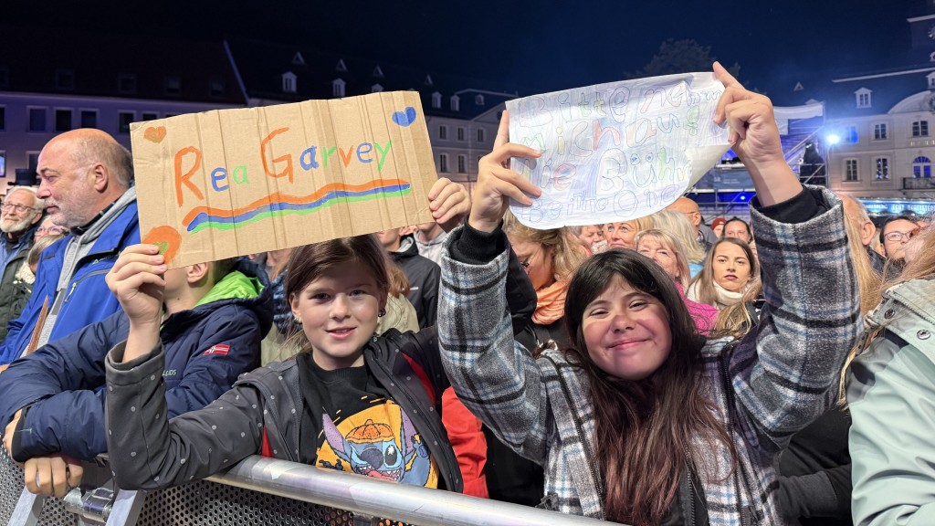 Tag der Deutschen Einheit 2025: Rea Garvey-Fans vor der SR-Bühne