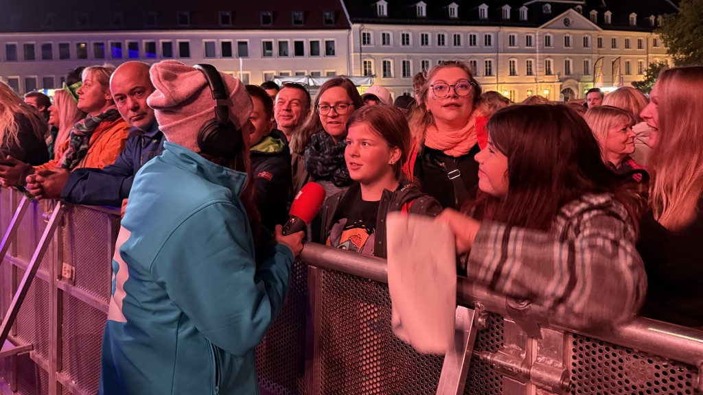 Tag der deutschen Einheit 2025: Rea Garvey-Fans vor der SR-Bühne