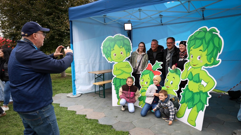 Besucher des Bürgerfestes mit den Saarlodri-Pappaufstellern