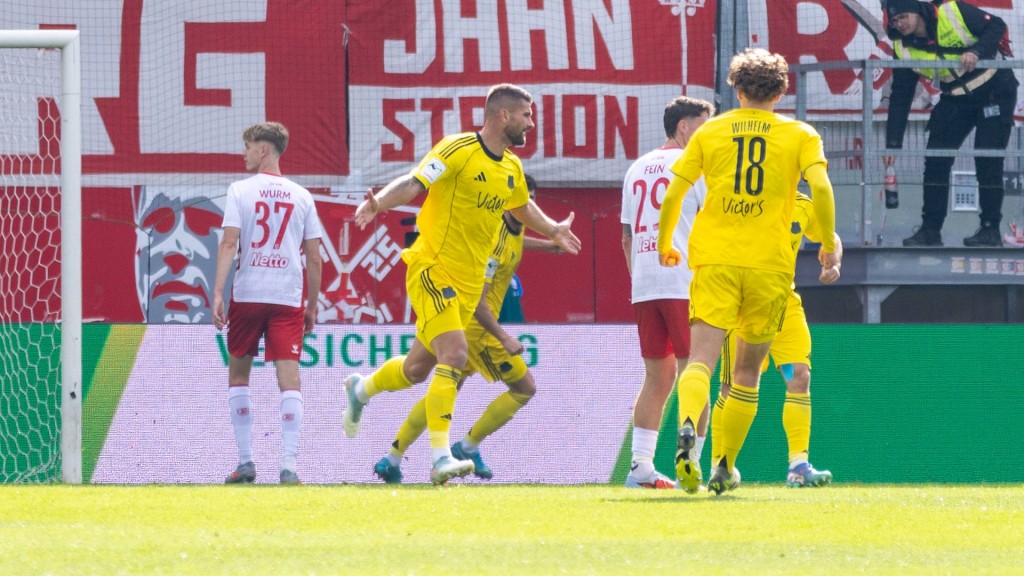 Kai Brünker (1. FC Saarbrücken) bejubelt seinen Führungstreffer gegen SSV Jahn Regensburg