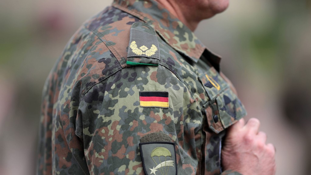 Uniform mit Schulterklappen und Dienstgrad Brigadegeneral der Bundeswehr-Fallschirmspringer in Saarlouis