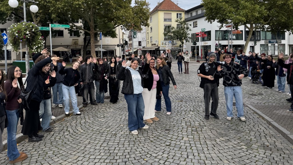 Jugendliche haben Spaß beim Pudding mit Gabeln essen in Saarbrücken
