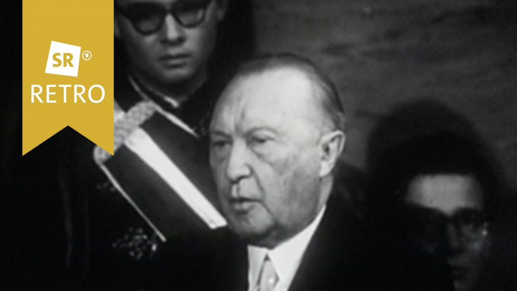 Konrad Adenauer am Rednerpult im Staatstheater in Saarbrücken im Januar 1957