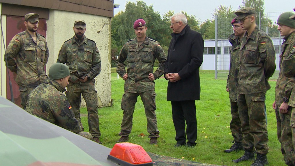 Soldaten der Bundeswehr im Gespräch mit dem evangelischen Militärbischof Bernhard Felmberg.