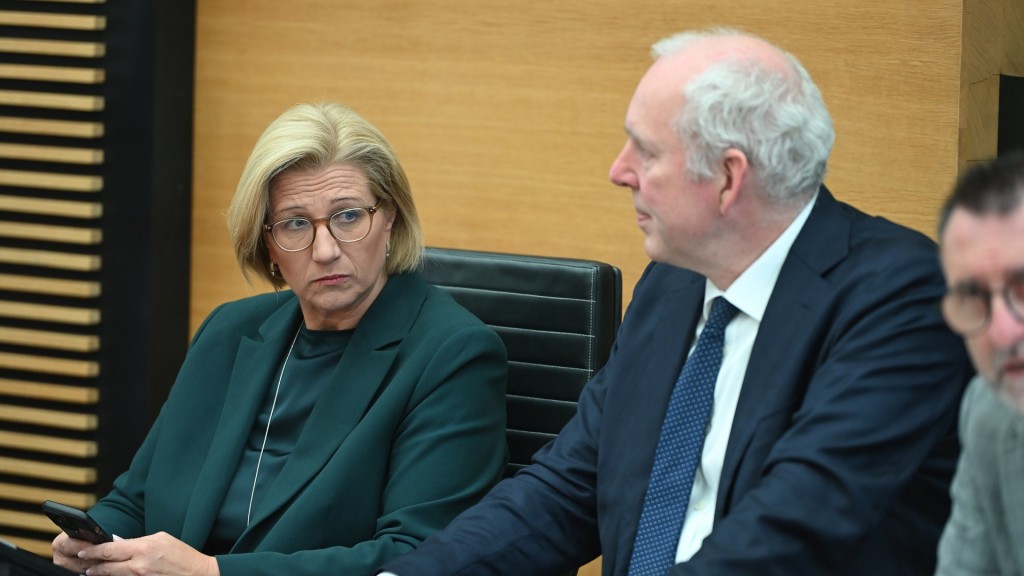 Foto: Ministerpräsidentin Anke Rehlinger (SPD) im Landtag, im Bild rechts Jakob von Weizsäcker