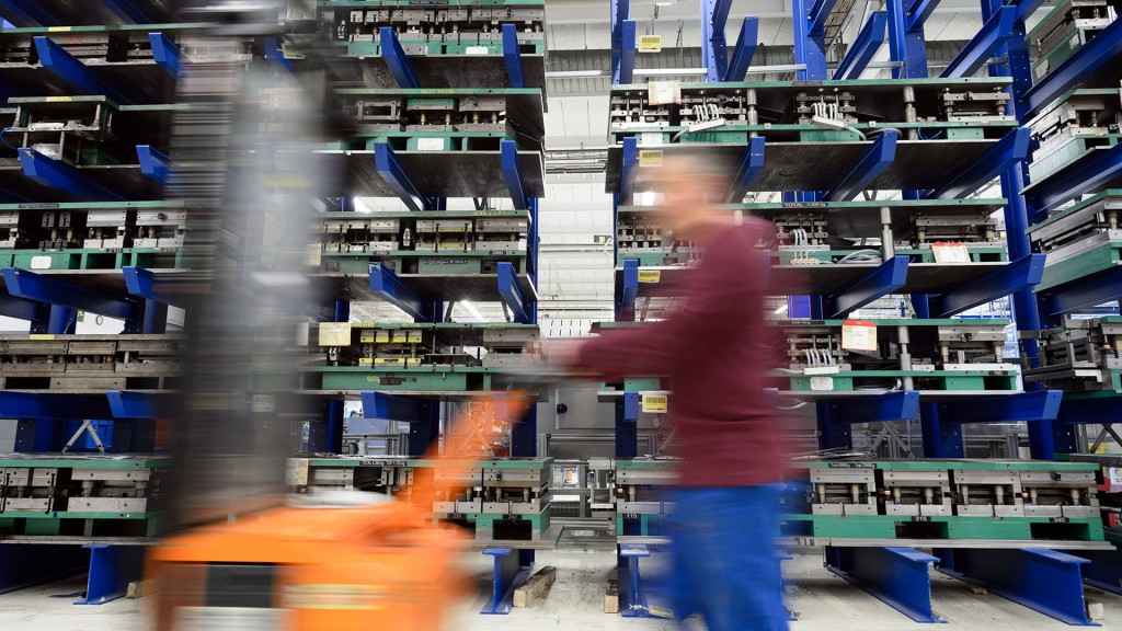 Foto: Ein Lagerarbeiter zwischen Hochregalen eines Logistikzentrums
