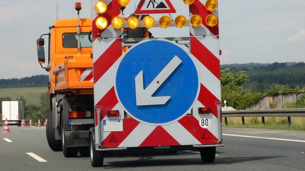 Baustellenfahrzeug auf der Autobahn. Sperrung einer Fahrspur
