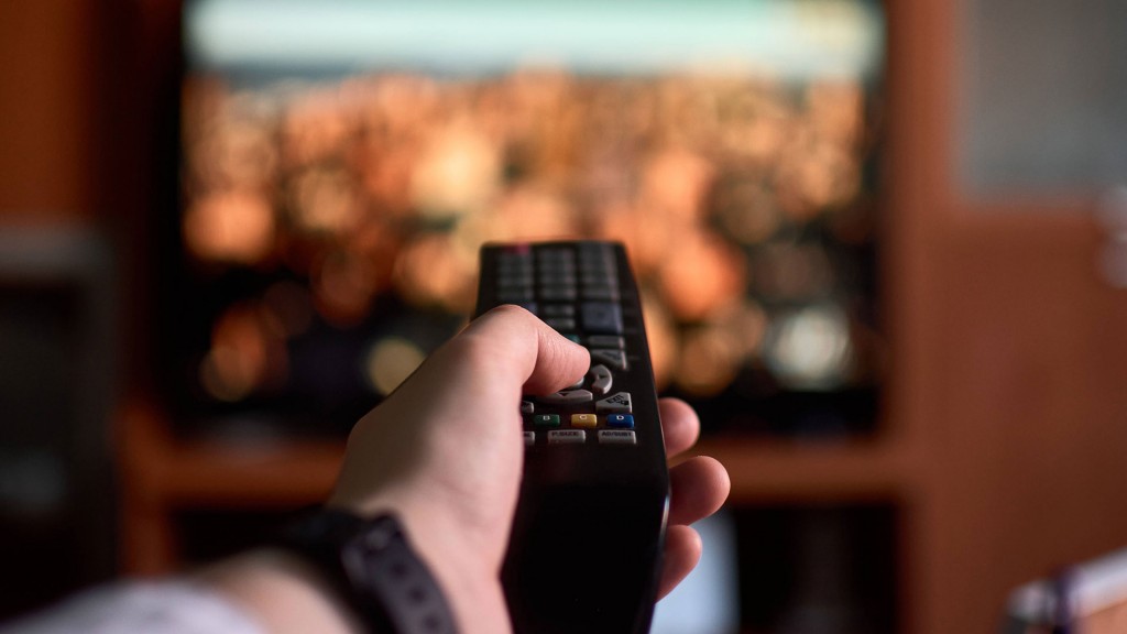 Eine Fernbedienung wird auf den Fernseher gerichtet
