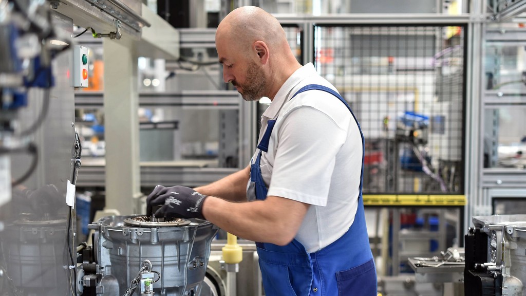 Foto: Ein Mitarbeiter des Getriebeherstellers ZF steht im Werk Saarbrücken am Band und stellen Getriebe für die Automobilindustrie her