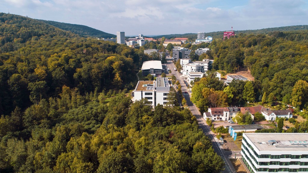 Foto: Blick über den Saarbrücker Uni-Campus und den angrenzenden Stadtwald