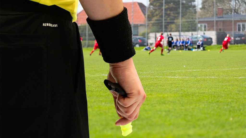 Foto: Schiedsrichter bei einem Amateur-Fußballspiel