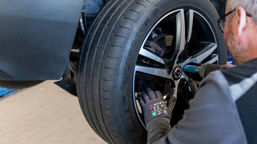 Mann wechselt Reifen