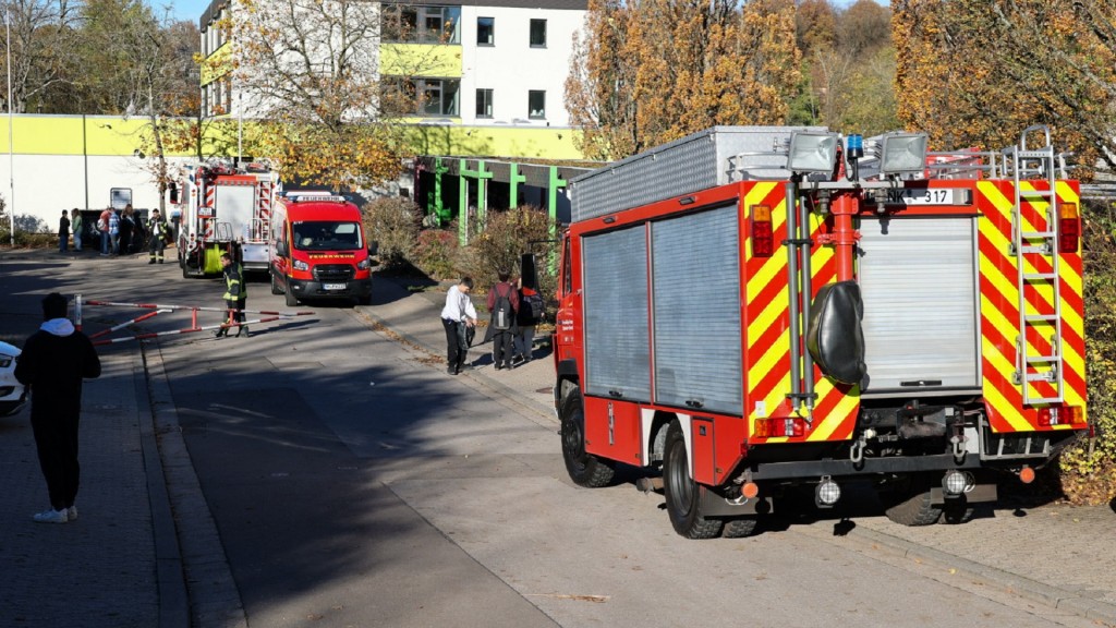 Reizgasalarm an Elversberger Gemeinschaftsschule. Fahrzeuge der Feuerwehr stehen vor dem Gebäude.