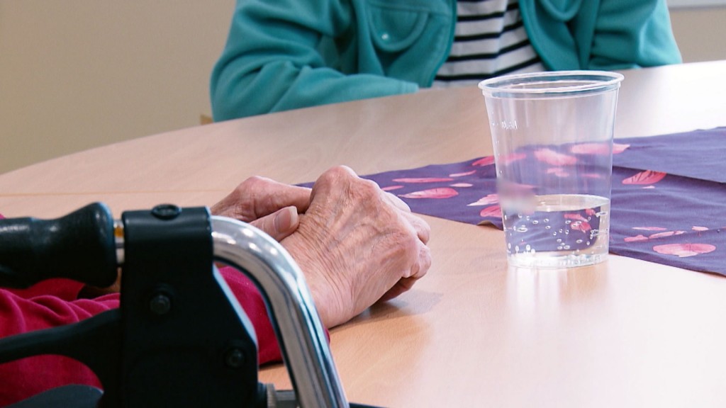 Foto: Ältere Menschen sitzen beisammen an einem Tisch