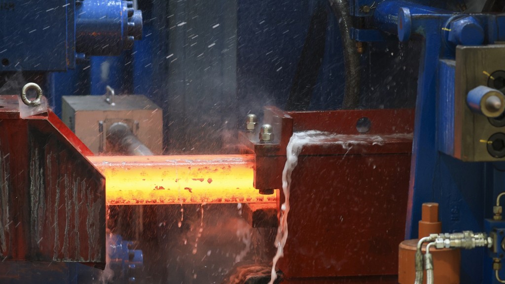 Foto: Ein noch glühender Knüppel Stahl fährt in das neue Walzwerk