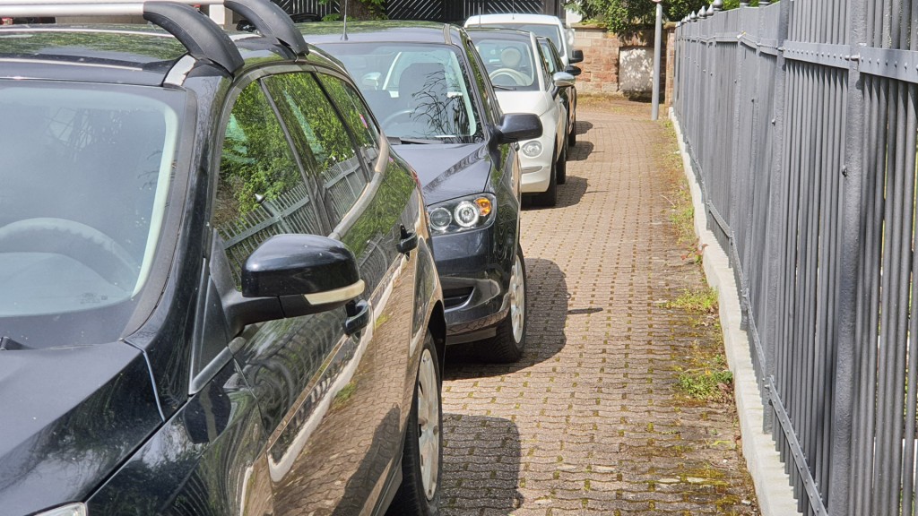 Foto: Parkende Autos auf einen Bürgersteig