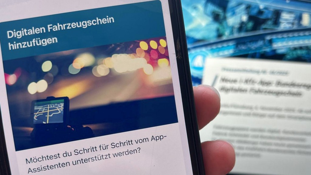 Foto: Die Oberfläche der neuen i-Kfz-App des Bundes leuchtet auf dem Bildschirm eines Smartphones.