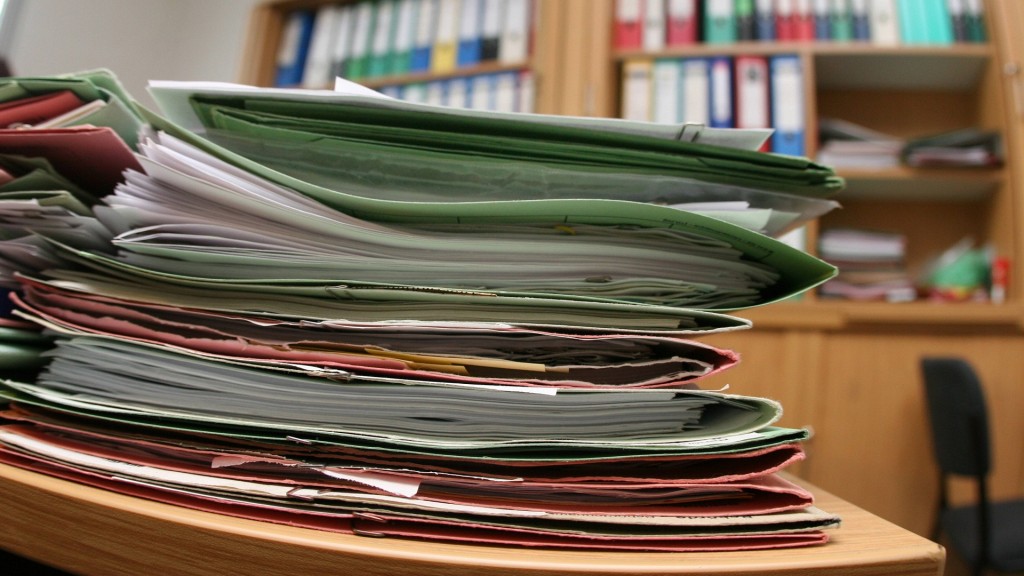 Aktenberg auf einem Schreibtisch im Büro