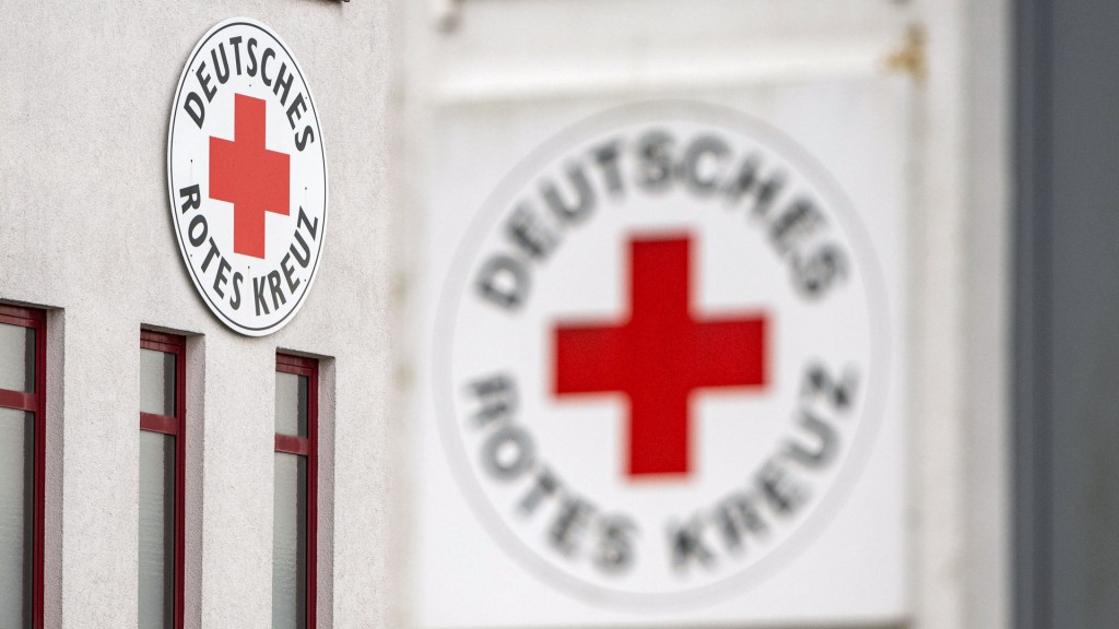 Logo des Deutschen Roten Kreuzes an einem Gebäude