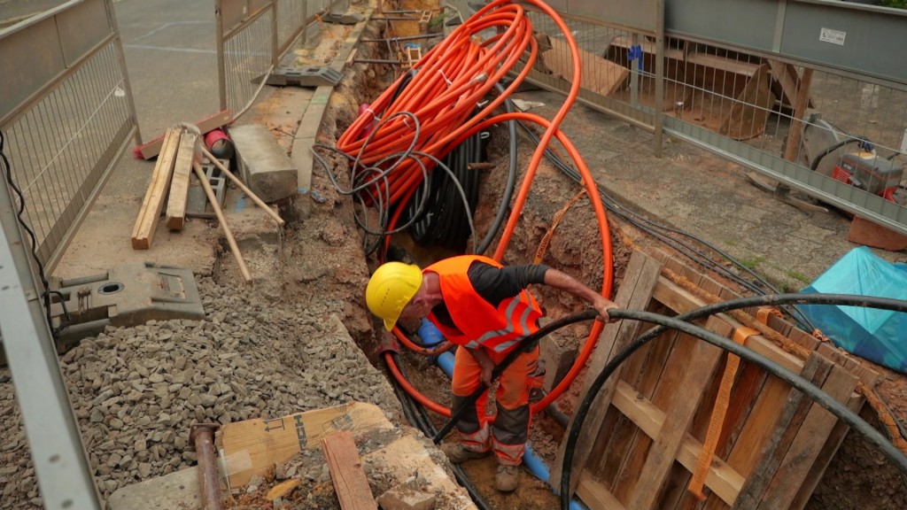Bauarbeiter in einer Glasfaser-Baustelle