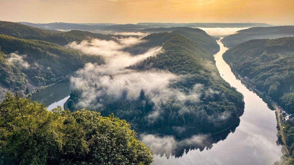 Die Saarschleife bei Mettlach im Morgennebel