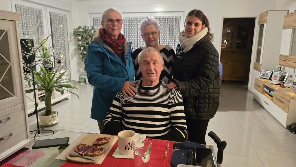 Pflegedienst-Mitarbeiterin Heike Ebelshäuser mit Patient Werner und seiner Familie